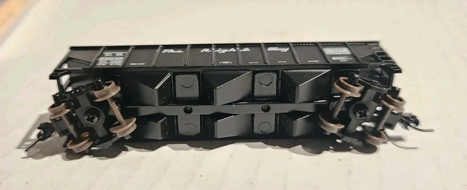 Athearn N Scale 3 Bay Hopper Central of Georgia #22342 - Image 2 of 4