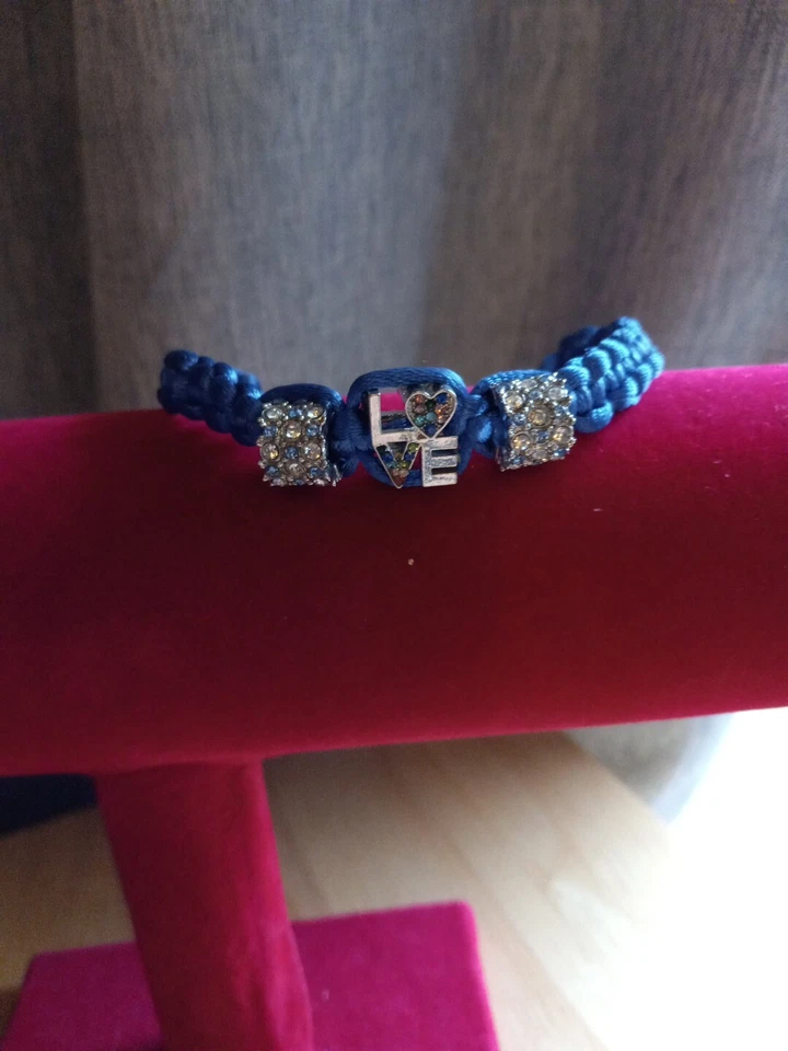 Pulsera trenzada azul real con 2 dijes vintage pedrería y 1 dije de amor... Foto 2 de 4