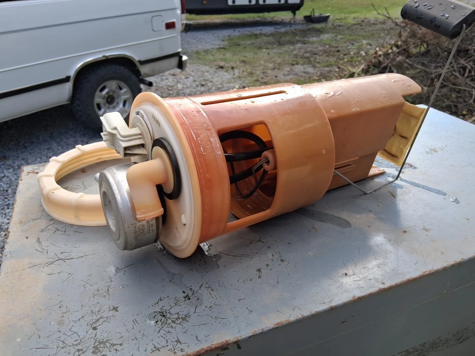 Módulo de bomba de combustible Walbro 52102105 para Dodge B3500 Ram 3500 Van B1500 1996-1998 Foto 2 de 4