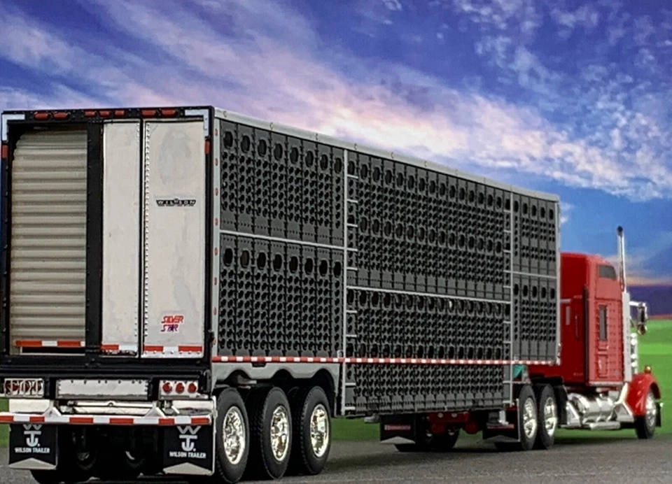 1/64 DCP KENWORTH W900L W/ 86" STUDIO SLEEPER & WILSON TRI AXLE CATTLE TRL - Image 2 of 4