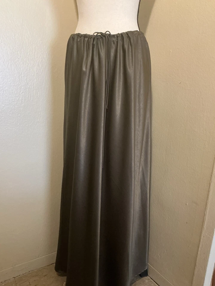 Saia verde H&M elástica cintura cordão cetim aparência - Imagem 2 de 4