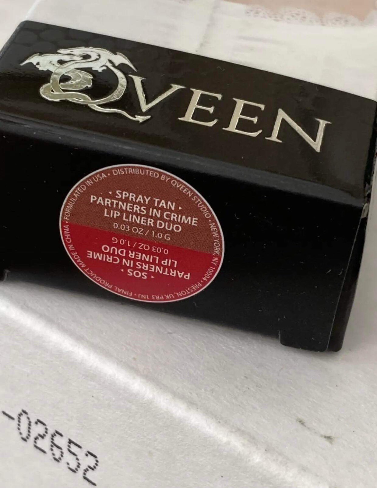2QVEEN STUDIO PARTNERS IN CRIME LIP LINER DUO SOS & SPRAY TAN (NIB