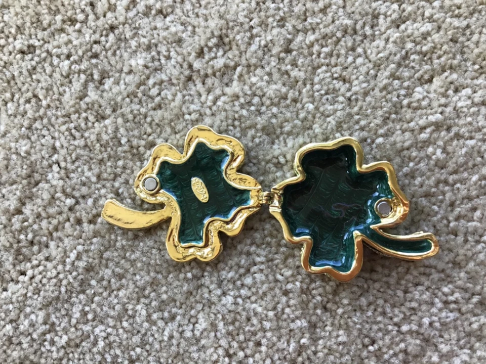 NUEVA CAJA TRÉBOL JOYA DORADA Y VERDE CIERRE MAGNÉTICO NOTRE DAME IRLANDESA - ¡REGALO! Foto 3 de 4