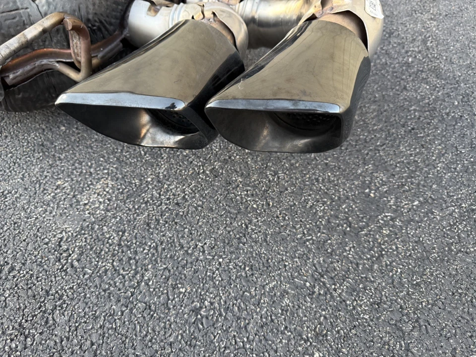 Chevrolet Corvette C8 OEM Z51 Performance escape puntas negras Foto 4 de 4