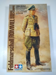 Ww2 - Soldaat Met Geweer Richt Zich Op De Vijand Tijdens De Strijd. Vector Illustratie