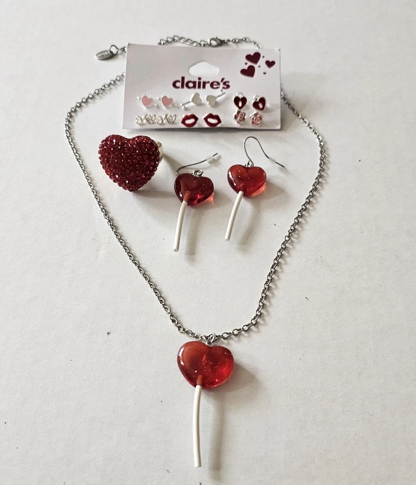 Conjunto de joyas de piruleta corazón rojo Claire’s pendientes collar anillo y tachuelas San Valentín Foto 2 de 4