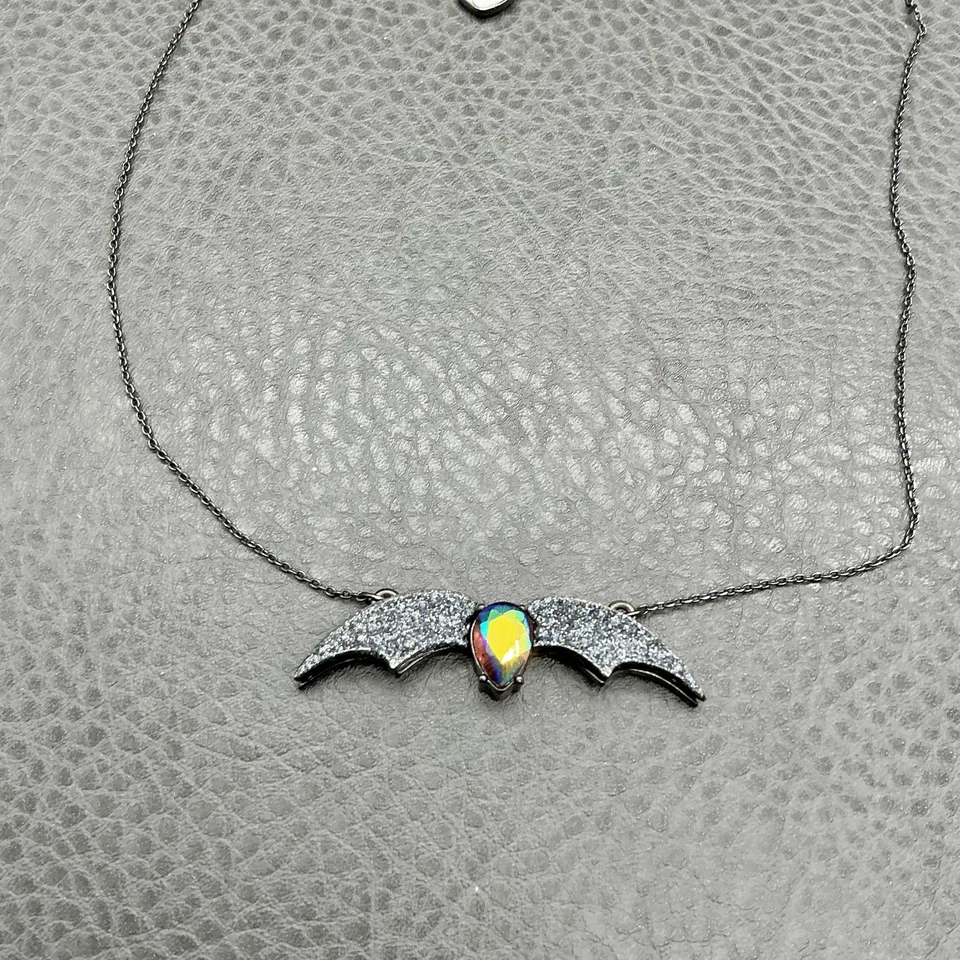 Ожерелье с подвеской в виде летучей мыши Betsey Johnson пушечный металл северное сияние со стразами готическое - Изображение 4 из 4