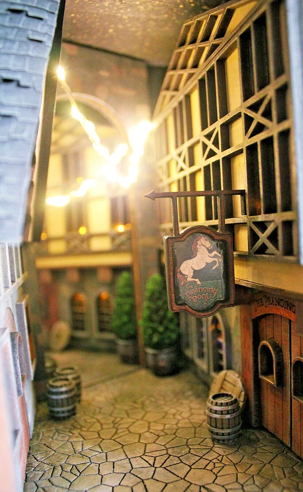 Rincón de libros del Señor de los Anillos | Inserto de estantería Prancing Pony | Sujetalibros hecho a mano Foto 2 de 4