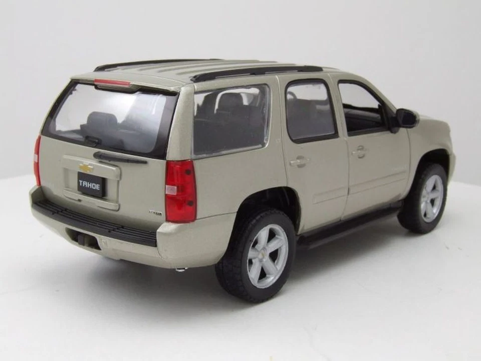 Chevrolet Tahoe 2008 Plata Modelo De Coche 1:24 Welly - Imagen 2 de 4