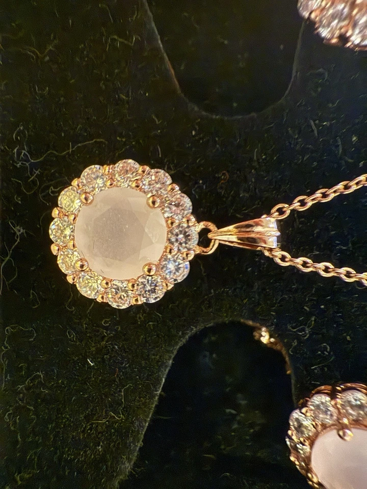 Collar y pendientes de morganita y circonita cúbica de oro rosa Savvy Cie Foto 4 de 4