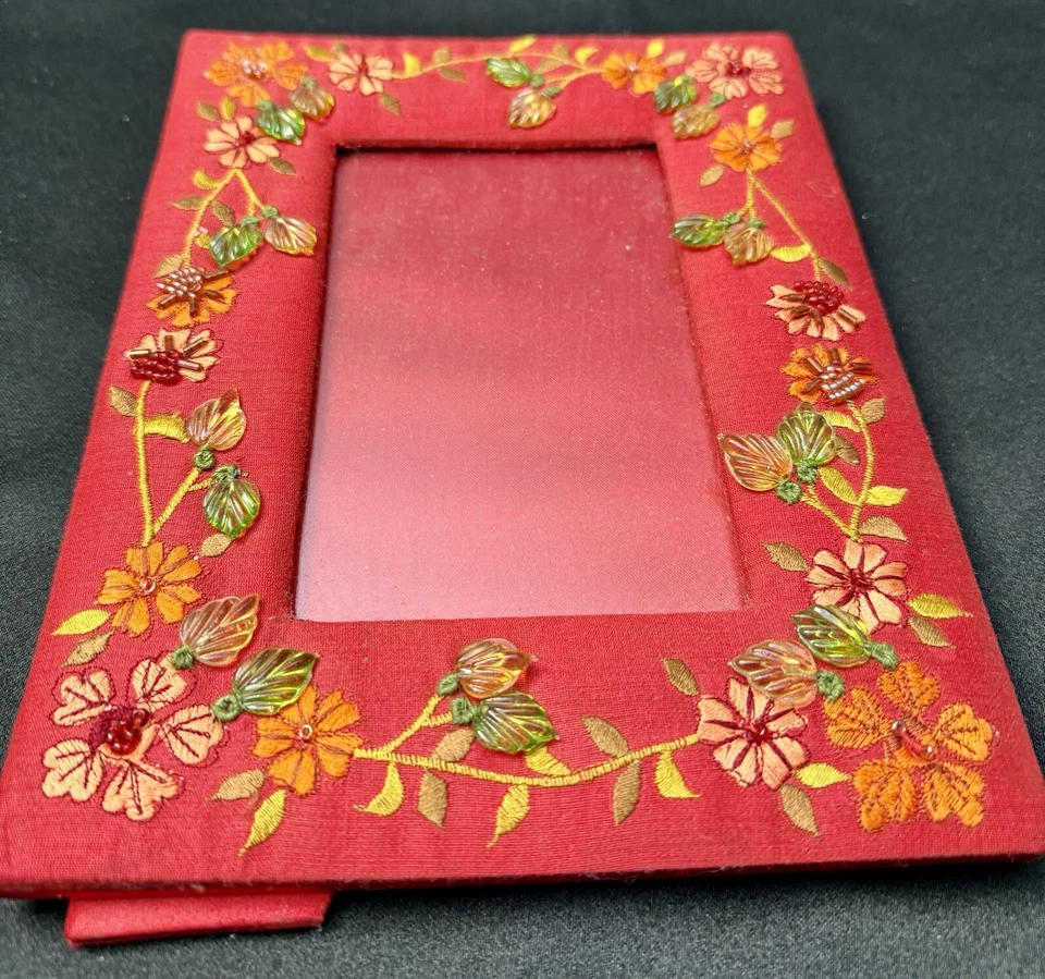 Marco de Fotos 3.5"x5" Rojo Satinado Bordado Floral Cuentas con Soporte De Colección Boho Foto 2 de 4