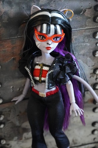 Monster High ROCKER GIRL Outfit and Accessories - NO DOLL - Picture 6 of 7
