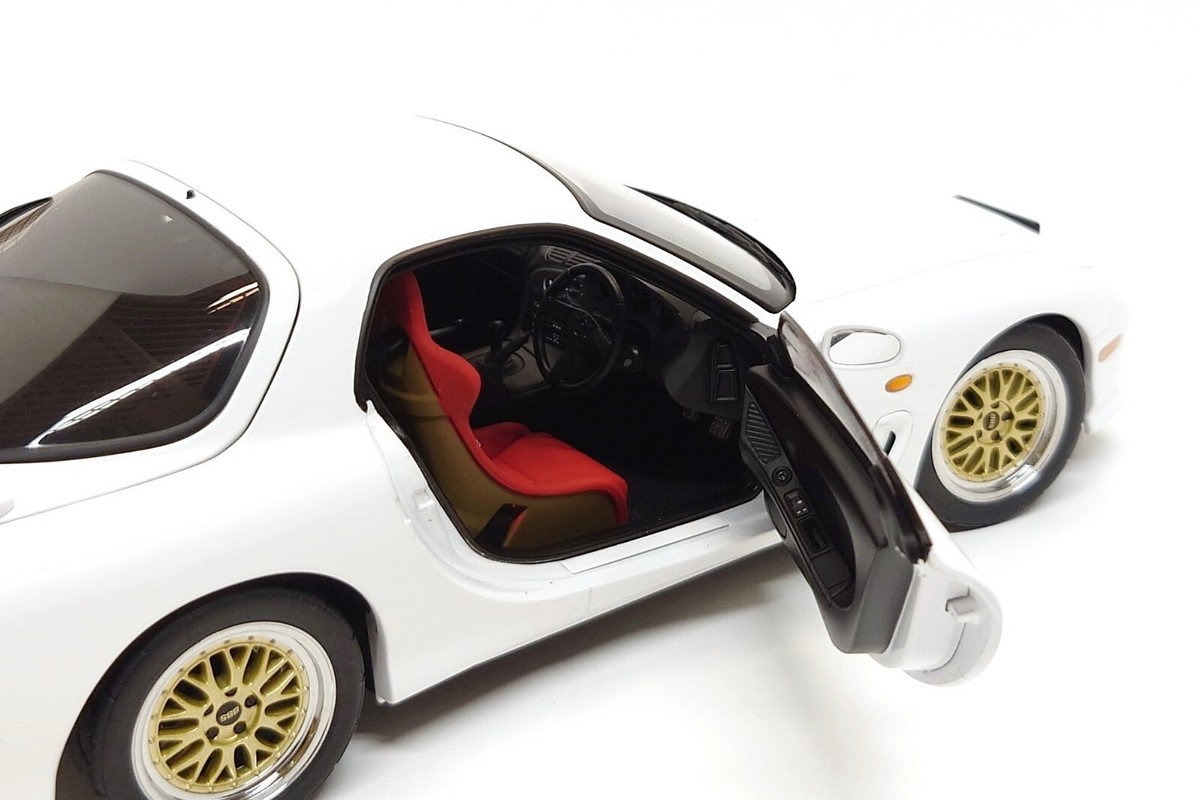 オートアートマツダRX-7 (FD) Tuned Version ミニカー Amazon | AUTOart 1/18 マツダ アンフィニ RX-7 (FD3S) 新劇場版