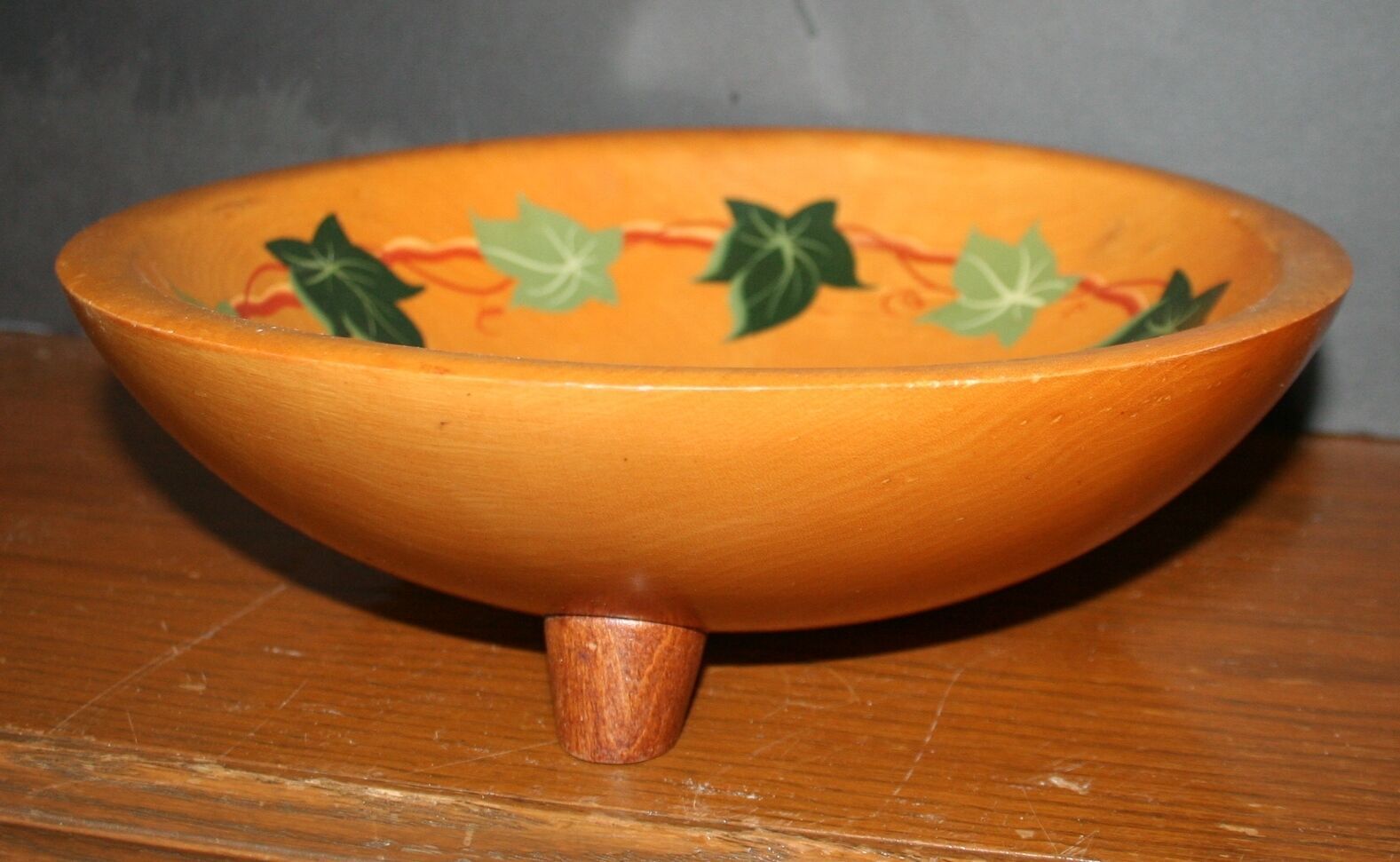 VTG MUNISING Wooden Bowl Hand Painted Hand Turned EUC Leaves Ivy Footed