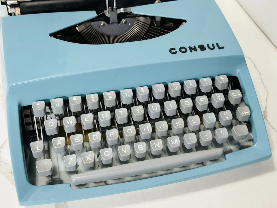 Máquina de escribir portátil vintage años 60 CONSUL 231.3 y estuche de cuero azul Foto 3 de 4