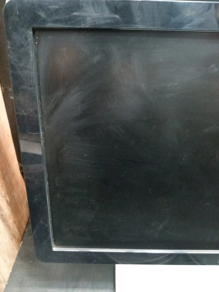 HP W1858 18.5-inch 1366 x 768 D-Sub, DVI-D Built-in Speakers LCD Monitor & Cords - Image 3 of 4