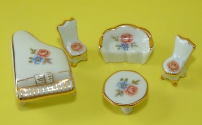 Ein Limoges Klavier, Tisch Stühle & Sofa....Puppenhaus