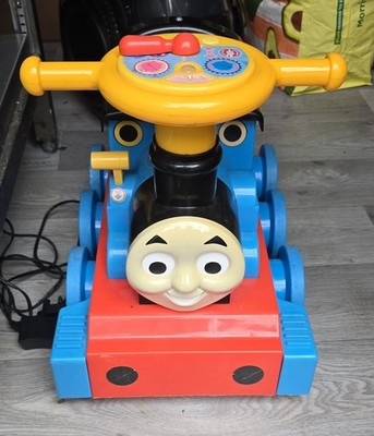 Thomas die Panzerlok Zugfahrt mit Gleis und Ladegerät