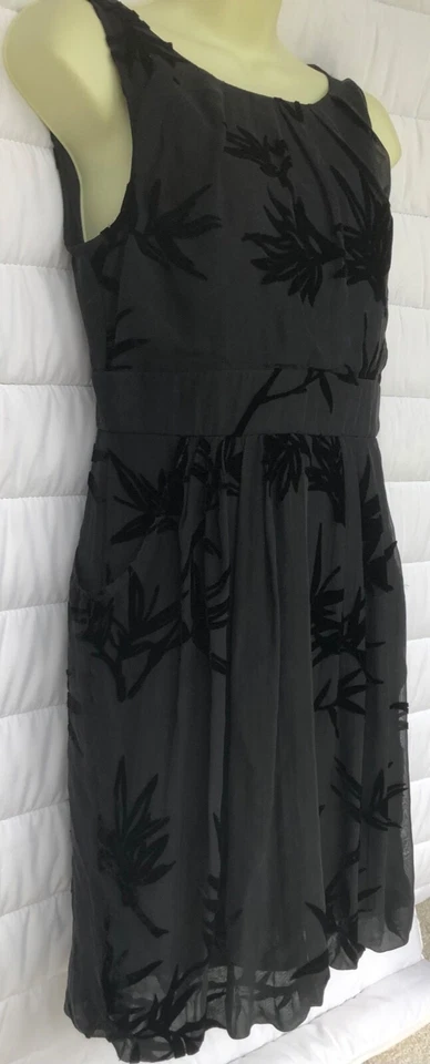 Vestido Traffic People Espalda de Seda Diseño Floral Forrado, Sin Mangas Talla Mediana -10 Foto 2 de 4