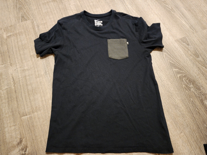 Men's Nike T-Shirt * sz MEDIUM BLACK The Nike Tee front pocket