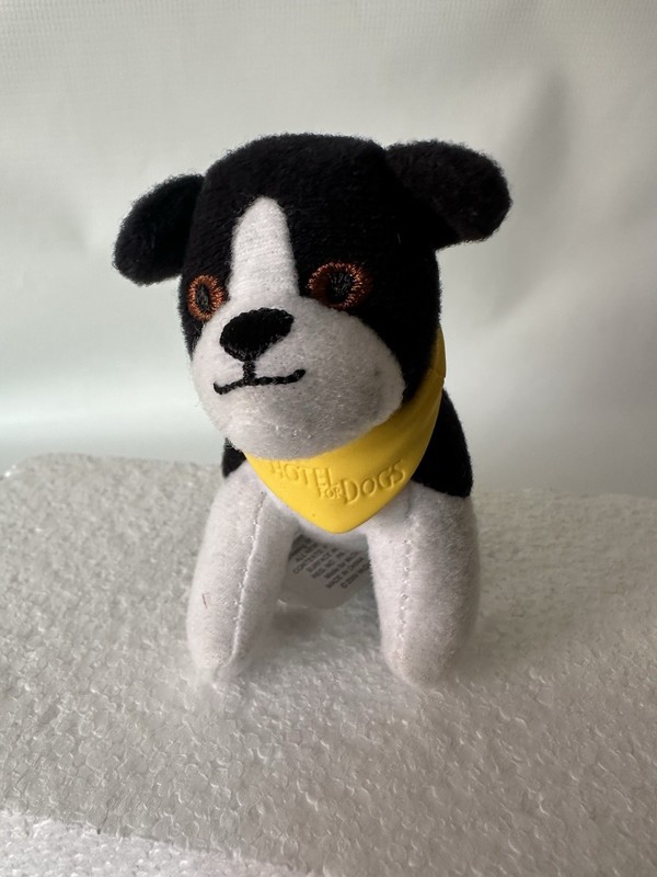 McDonald's Hotel Dogs Georgia 3" Happy Meal Toy ￼