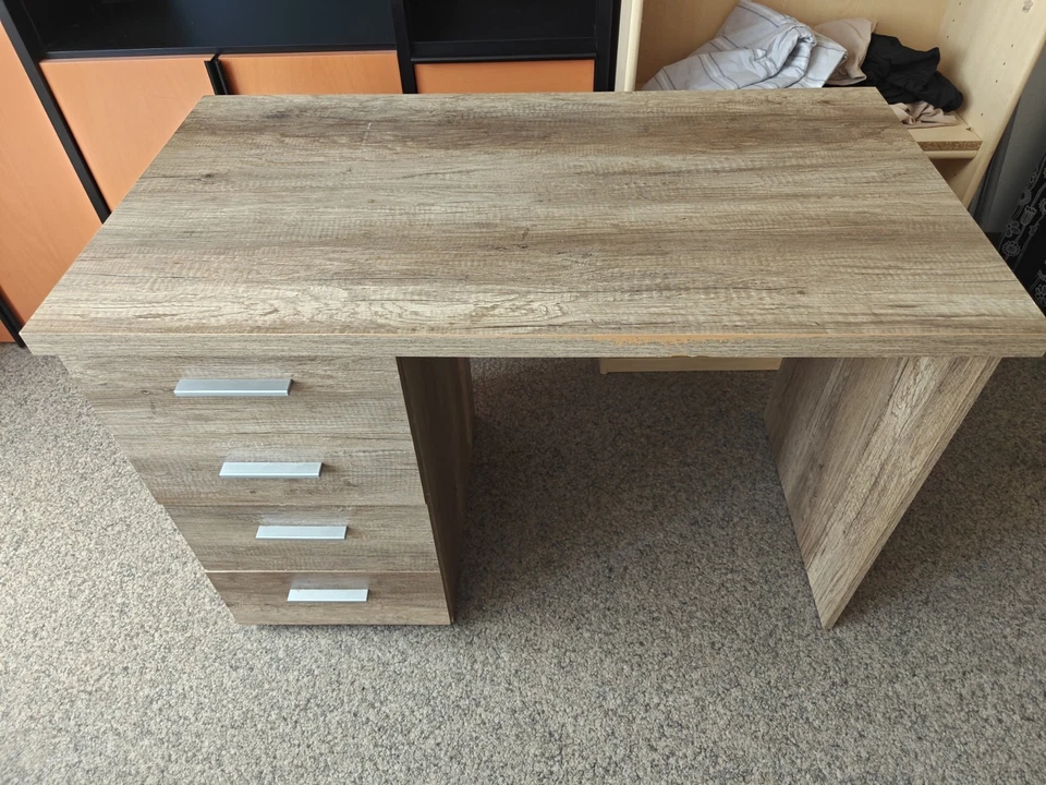 Schreibtisch mit vier Schublade
