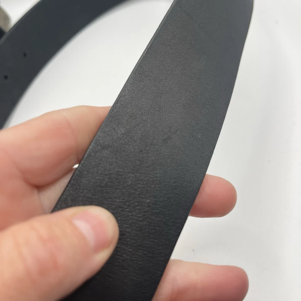 Cinturón GUESS de cuero negro con hebilla en tono plateado para mujer Foto 3 de 4