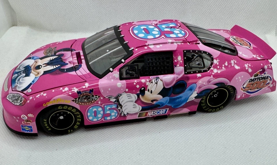 Team Caliber Disney Edition 2005 Daytona 500 NASCAR Minnie Mouse 1:24 New Cond - Image 4 of 4