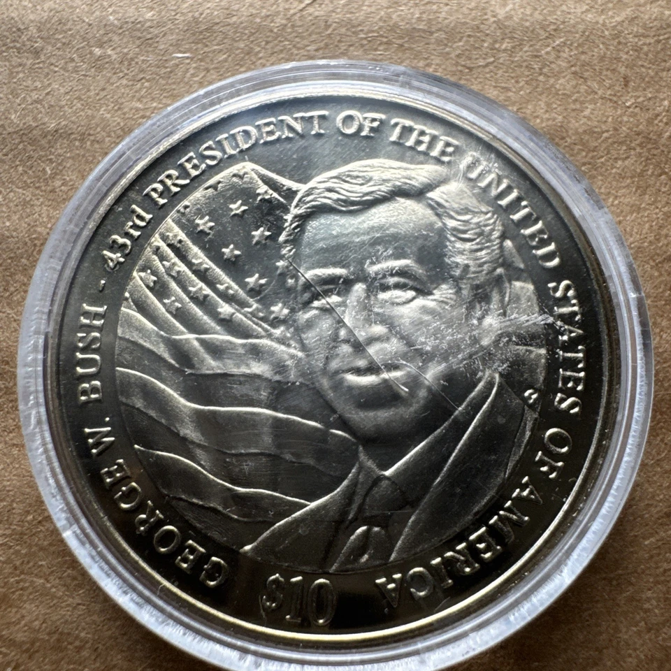Republic of LIBERIA 10 dollar coin 2001 The President Of USA WITH COA - Image 2 of 4
