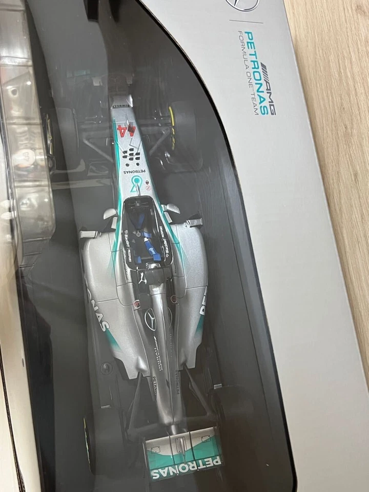 Minichamps 1/18 Mercedes AMG Petronas W05 F1 Hamilton 2014 Abu Dhabi GP Modell - Bild 3 von 4