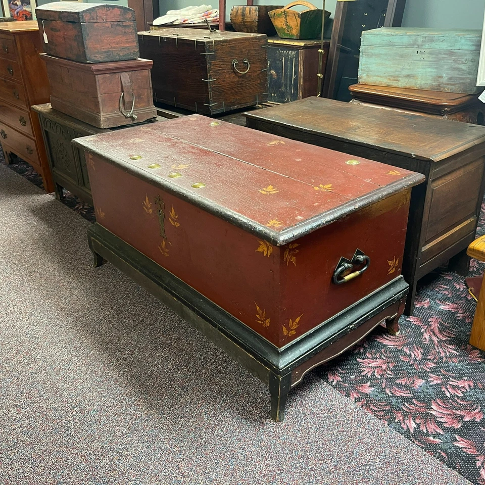 Inusual cofre manta decorada con pintura continental del siglo XVIII/XIX sobre soporte Foto 2 de 4