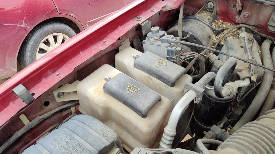 1998-2001 Mazda B2500 Windshield Washer Fluid Reservoir With Pump Oem Wiper Tank - Image 4 of 4