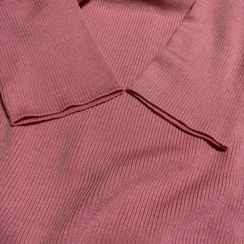 Camisa tejida cuello alto mezcla seda rosa Louis Vuitton usada Foto 3 de 4