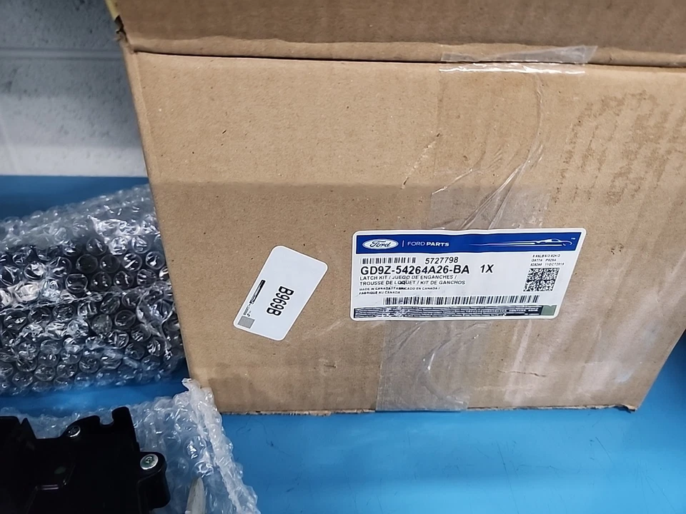 Ford - LINCOLN CONTINENTAL DOOR LOCK LATCH KIT NEW GD9Z-54264A26-BA OEM - Image 2 of 4