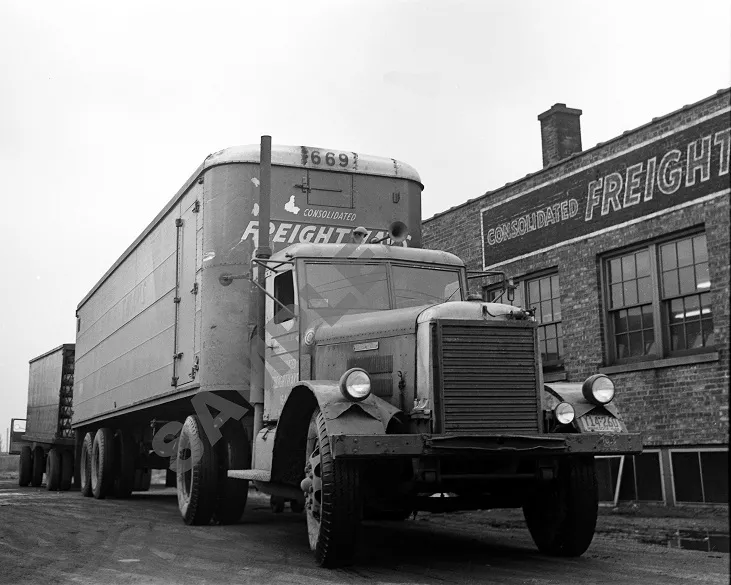 MONSTER ENERGY - FREIGHTLINER BIG RIG TRUCK (18 WHEELER)