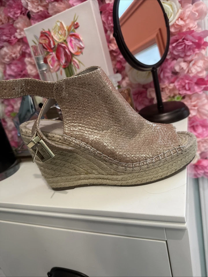 Preciosas sandalias de cuña alpargata Kenneth Cole, talla 8, hebilla de oro rosa/oro Foto 2 de 4