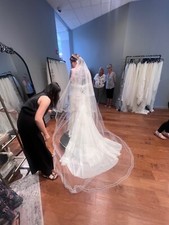 Beautiful never worn beautiful bridal veil-ivory color and 138  long