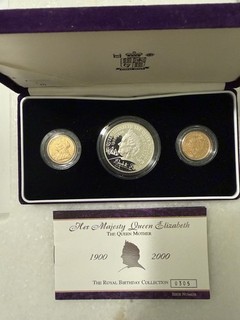 1900/2000 Su Majestad Reina Madre Juego de 2 Coronas Soberanas de Oro y Plata