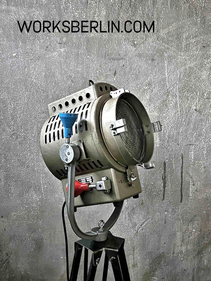 Restaurierter vintage Filmscheinwerfer Theaterlampe auf Holzstativ 1950er - Bild 3 von 4