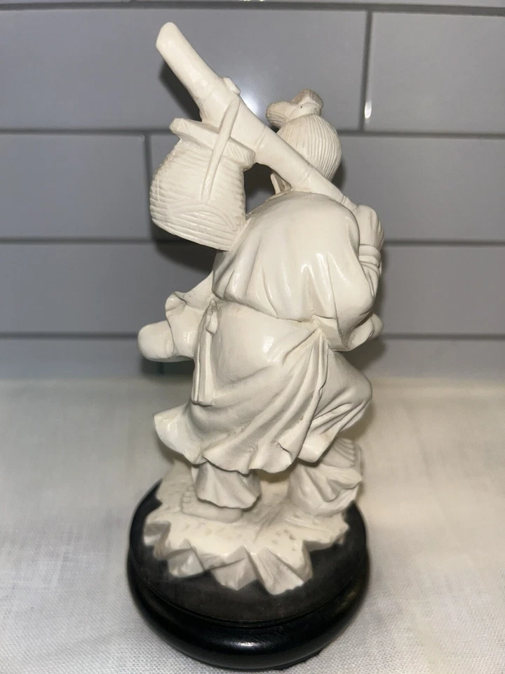 De colección. "Estatuilla de pescador asiático tallada de resina de celuloide estatua en pedestal de 7"" de alto" Foto 4 de 4