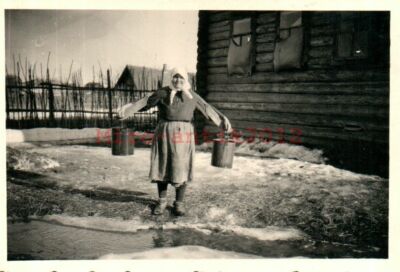 Foto, Wk2, Russin beim Wasser holen (N)50149