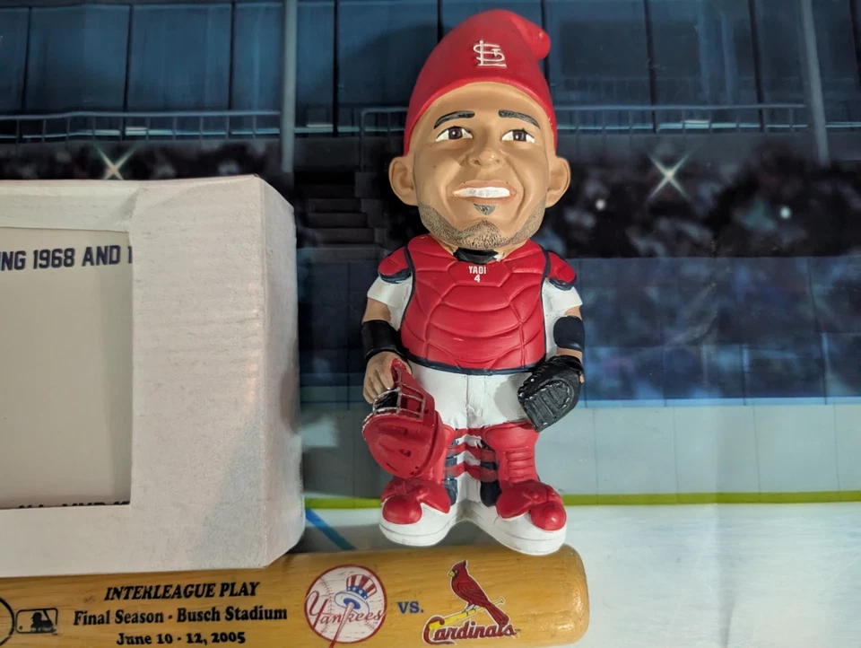 Juego MLB Cardenales de San Luis. Gnomo de jardín Molina, Busch Mini Bat, placa Gibson Foto 3 de 4