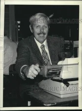 1977 Press Photo Associated Press staffer Hugh Mulligan at typewriter, New York