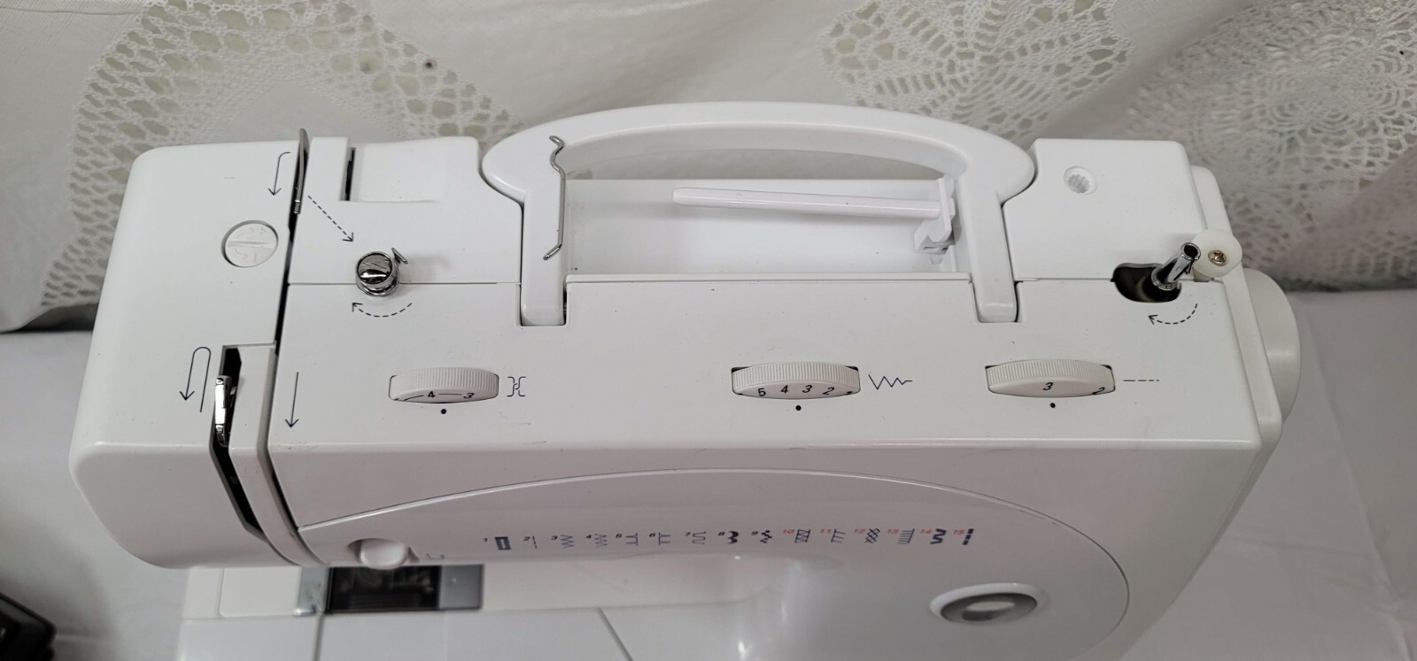 Bernina 65 Sewing Machine + Foot Pedal, Cover, Manual Works