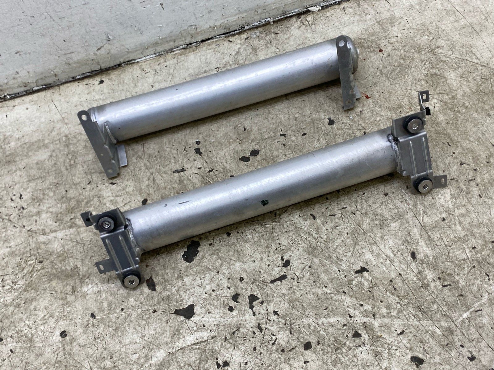 2017-2024 MASERATI LEVANTE OEM AIR RIDE SUSPENSION RESERVOIR TANK SET (2)