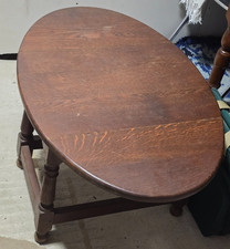 Lot 011: table basse ovale en chêne à rabas antique
