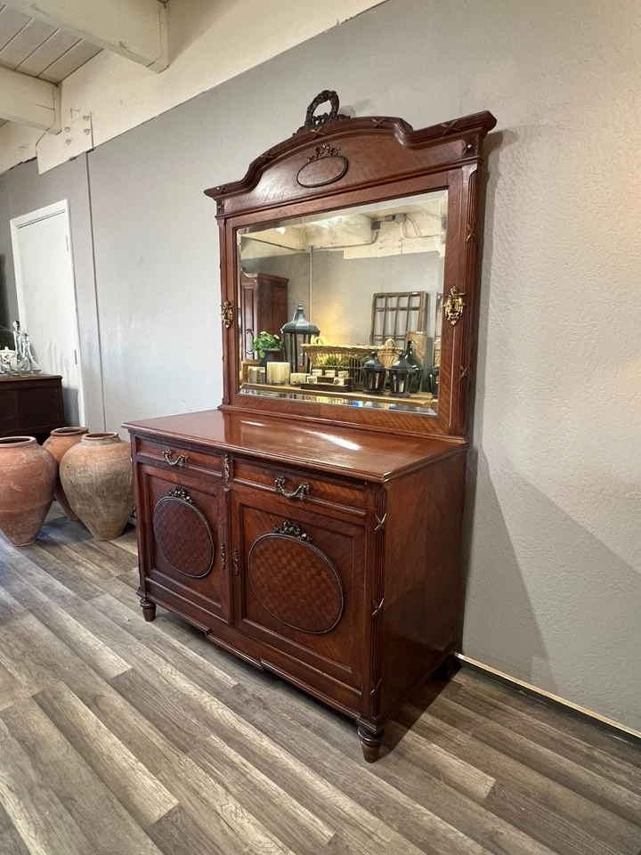 Antiguo aparador de parquet francés de nogal Luis XIV con espejo e incrustaciones de latón Foto 2 de 4