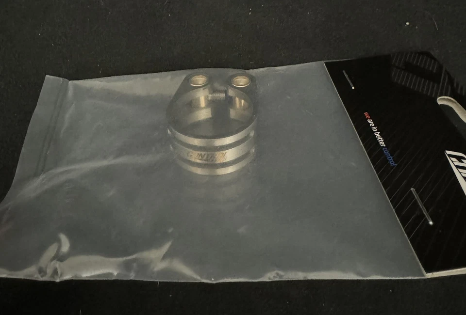 Abrazadera de tija de sillín Control Tech Timania 31,8 titanio Foto 2 de 3