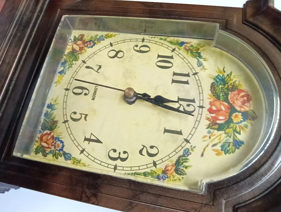 Reloj de mesa London cuarzo con manto de plástico números romanos patrón floral Foto 2 de 4