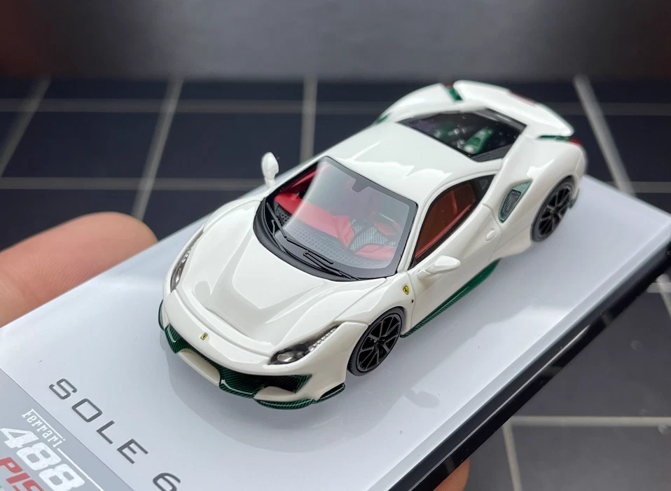 1:64 Resin car model Ferrari 488 Pista Limited edition 99PCS